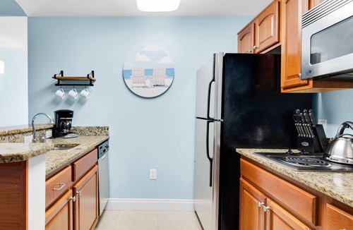 Sunnyside Apartment | Waterfront condo w/ a shared pool, hot tub, & tennis courts - walk to the beach