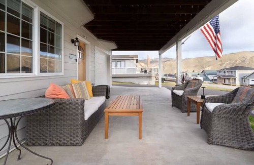 Orondo Cabin | Waterfront Community, Sun Cove, Lake Views, Pool & Beach Access