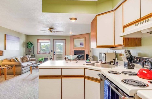 Lake Delton Condo | Waterfront condo with resort amenities, grill, firepit, jetted tub, & partial AC