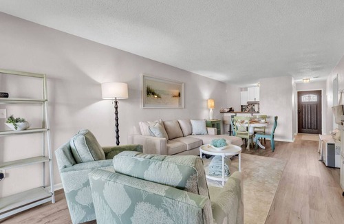 Winter Haven Condo | Waterfront Condo w/Pool access, Dock, Patio Views & 3 Miles from LEGOLAND