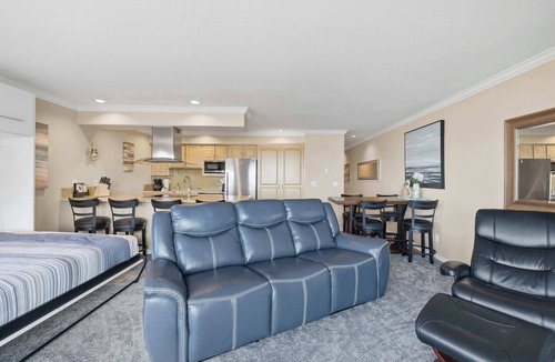 Lincoln City Condo | Waterfront Corner Condo with Fireplace and Ocean Views Close to Beach and Bay