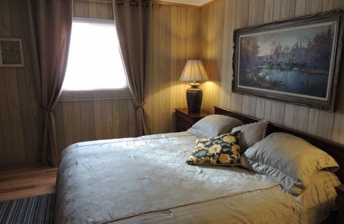 Collingwood Cottage | Waterfront Cottage On Private Lake - about 20 km from Collingwood