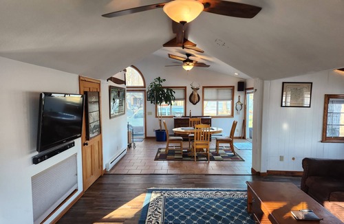 Colton House | Waterfront Cottage - Hot Tub - Free kayaks & Canoes - Sleeps 6 - Pets Welcome!