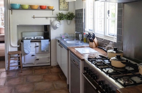 Corfe Castle House | Waterfront Cottage on the Beach In Beautiful Dorset Countryside Sleeps 12