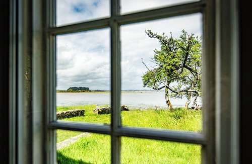 Corfe Castle House | Waterfront Cottage on the Beach In Beautiful Dorset Countryside Sleeps 12