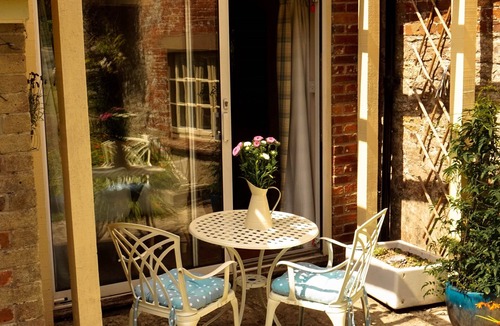 Corfe Castle House | Waterfront Cottage on the Beach In Beautiful Dorset Countryside Sleeps 12