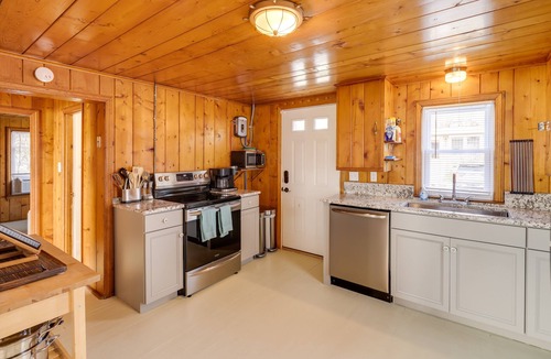Clinton Cottage | Waterfront Cottage w/Sunroom + Patio & Grill