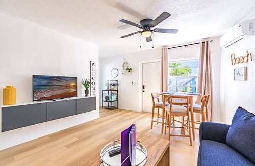 Bay Esplanade Apartment | Waterfront Courtyard Condo 2 Blocks to Beach