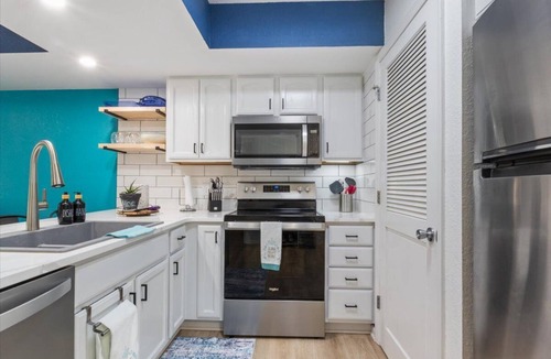 Lakeland Condo | Waterfront Cozy Cove Retreat - LOTO Escape, Remodeled Comfort, Close to the Fun