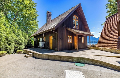 Amanda Park House | Waterfront Custom House in Lake Quinault Estate. Inside Olympic National Park.