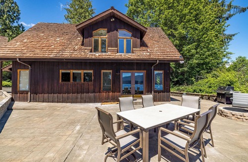 Amanda Park House | Waterfront Custom House in Lake Quinault Estate. Inside Olympic National Park.