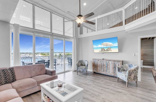 Meadows Condo | Waterfront Dock Pool Near Duval St Penthouse