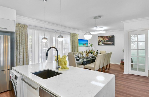 Toukley House | Waterfront Entertainers Haven
