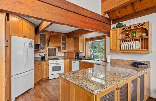 Peshastin House | Waterfront Escape | 6BR Sleeps 10 w/Hot Tub, Pets Welcome