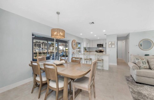 Connors House | 🌊 Waterfront Escape | Canal-Front Retreat w/Private Pool