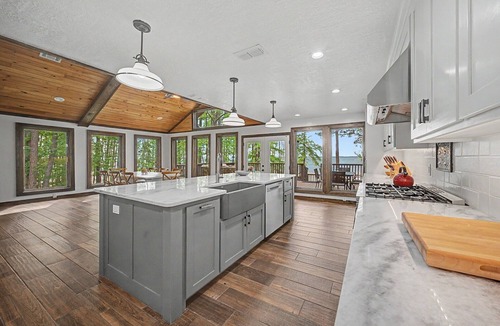 Brookeland House | WATERFRONT Escape on Lake Sam Rayburn, next to The Point- Sleeps 11