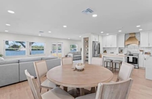 Tarpon Springs House | Waterfront Experience | Boatlift & Boat Rental