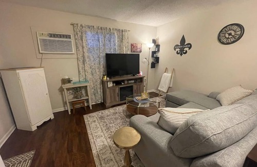 Lake Charles House | Waterfront | Fast WiFi | 35 Miles to Cameron LNG | Perfect for Plant Workers|Peaceful Bayou Cabin