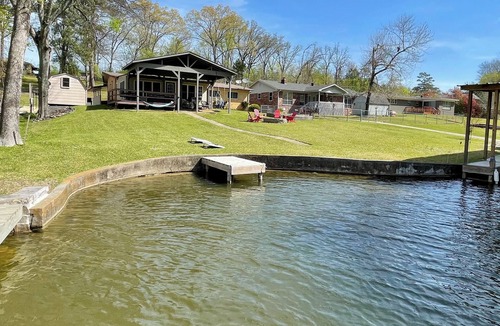 Lakeland House | Waterfront! Firepit~3 King bedrms~playroom~kayaks~near restaurants