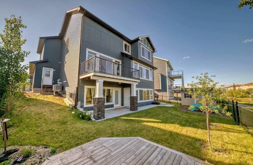 Airdrie House | Waterfront, Fireplace, 90 min Banff, AC