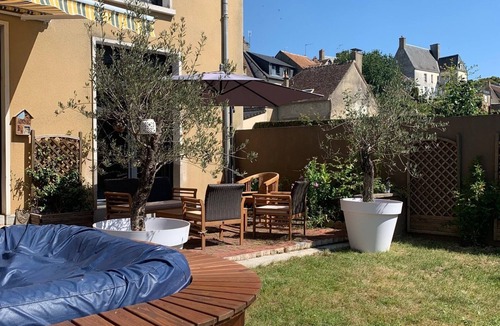 Beaumont-sur-Sarthe House | Waterfront Villa Romana with SPA