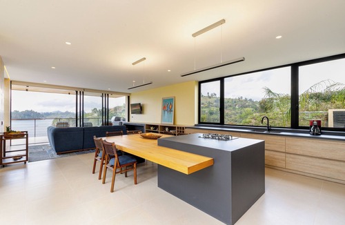 El Penol Ski Chalet | Waterfront Getaway with Jacuzzi & BBQ in Guatapé