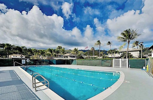 Portlock Condo | Waterfront Hawaii Kai Gem with Crater Views & Pool by the Beach