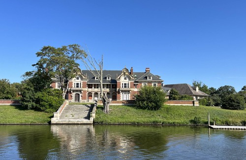 Oakdale House | Waterfront home, deck, bbq, fire pit, boats, hot tub, and more!
