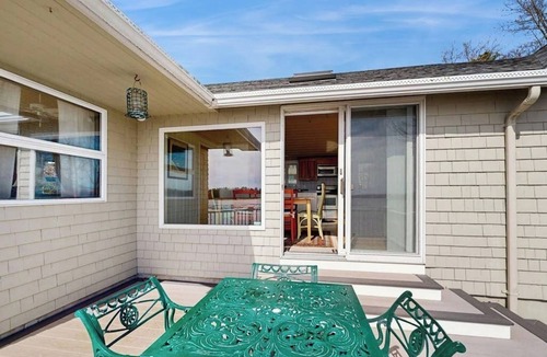Freeport Cottage | Waterfront home with furnished deck, ocean views, & full kitchen