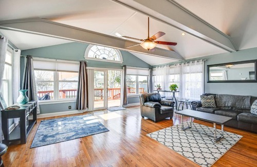 Hampton House | Waterfront Home w/Deck & Yard in Hampton!