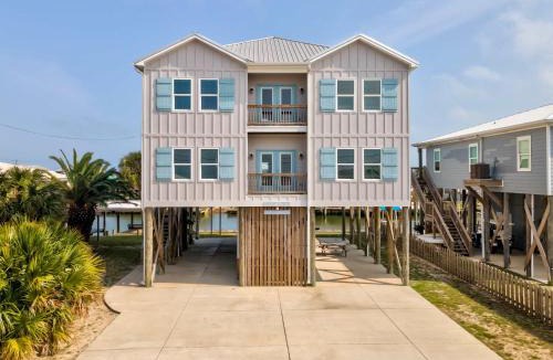 Dauphin Island House | Waterfront home with private grill dock and washer & dryer