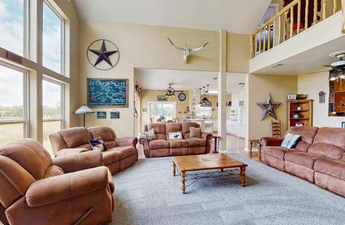 Buchanan Dam House | Waterfront Home with Kayak, View, Fire Pit & WiFi - Dog-Friendly