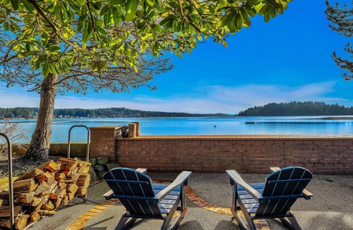 Gig Harbor House | Waterfront home with private hot tub, game room with game tables, and water toys