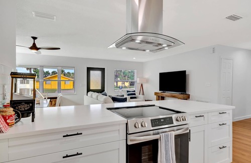 Spring Hill House | Waterfront Hot Tub & Firepit | Kayaks provided!