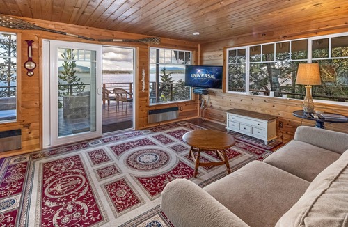 Friday Harbor House | Waterfront! Hot Tub! (EWR)