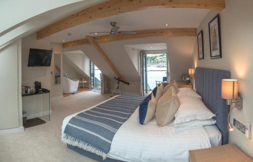 Dartmouth Bed & Breakfast | Waterfront House