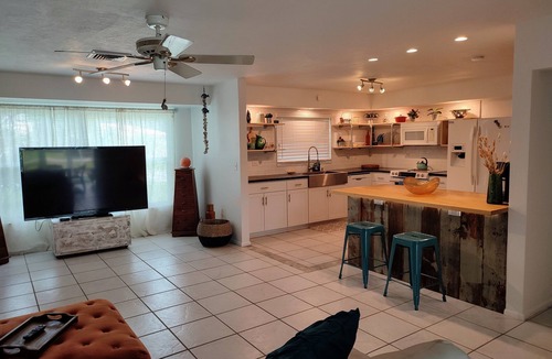 Sarasota House | 🦀 Waterfront house with dock & heated pool 🦀 1 mile from Siesta key 🌴