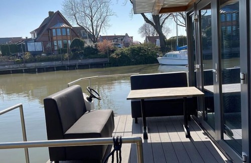 Monnickendam Boat Rental | Waterfront houseboat near the centre