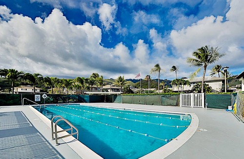 Portlock House | Waterfront Kuapa Isle gem with Koko Crater views & pool - by the beach