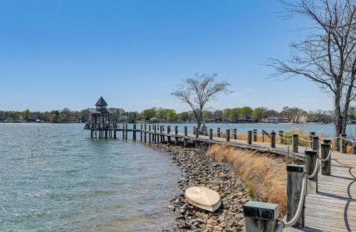 Mount Mourne House | Waterfront Lake Norman Retreat w/Balcony