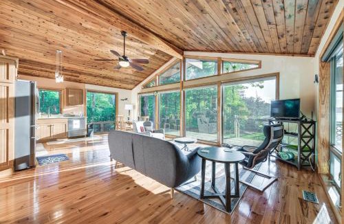 Lancaster House | Waterfront Lancaster Cabin ~ 10 Mi to Kilmarnock!