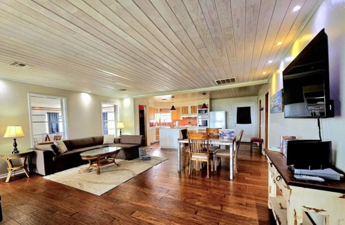Port Lavaca House | Waterfront, Lighted Pier and Family Games!