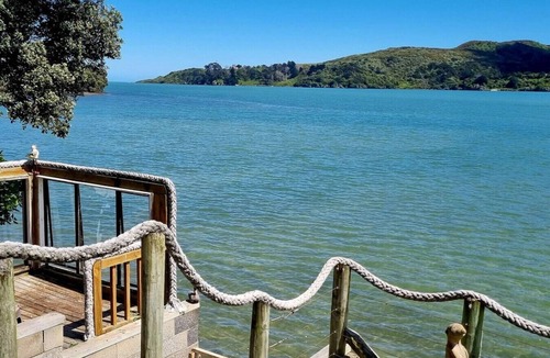 Raglan House | Waterfront Location holiday accommodation