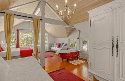 Rhododendron House | Waterfront lodge on 24 acres with patio & fireplace