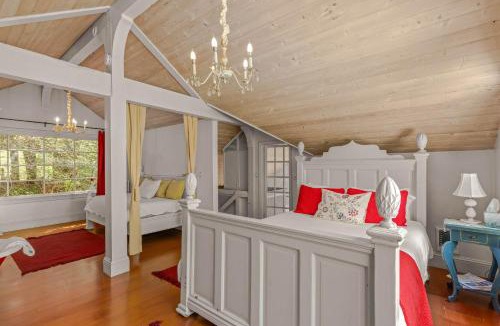 Rhododendron House | Waterfront lodge on 24 acres with patio & fireplace