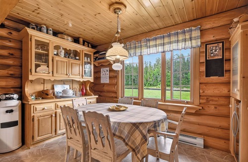 Red Bank Ski Chalet | Waterfront Log Cabin for Nature Lovers,moments with family friends, Spa Sleep 8