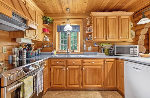 Red Bank Ski Chalet | Waterfront Log Cabin for Nature Lovers,moments with family friends, Spa Sleep 8