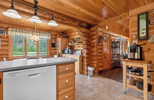 Red Bank Ski Chalet | Waterfront Log Cabin for Nature Lovers,moments with family friends, Spa Sleep 8