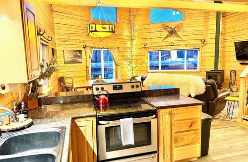 Fairbanks Cabin | Waterfront Log Cabin on Airstrip with Aurora Views