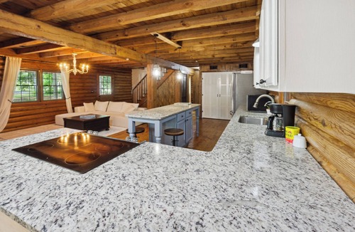 Fleming Cabin | Waterfront Log home near Savannah Downtown
